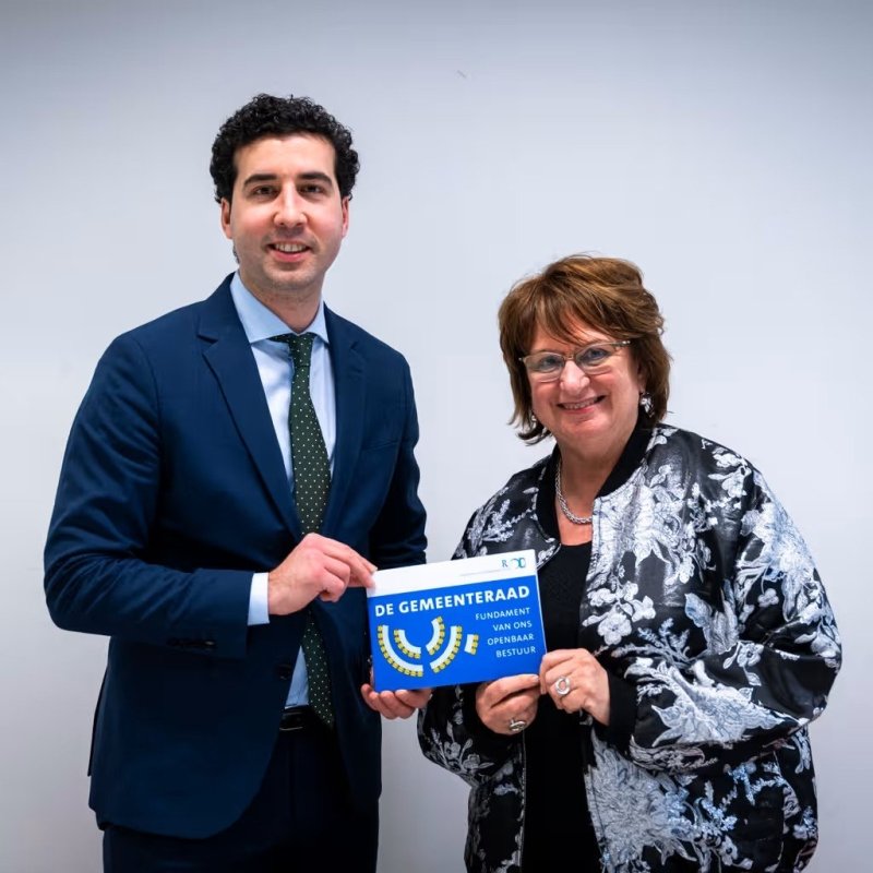 Foto ROB overhandiging bundel