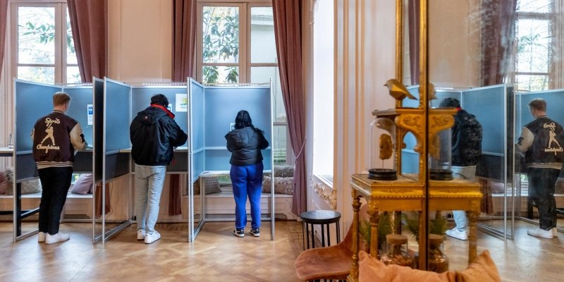 mensen die stemmen verkiezingen