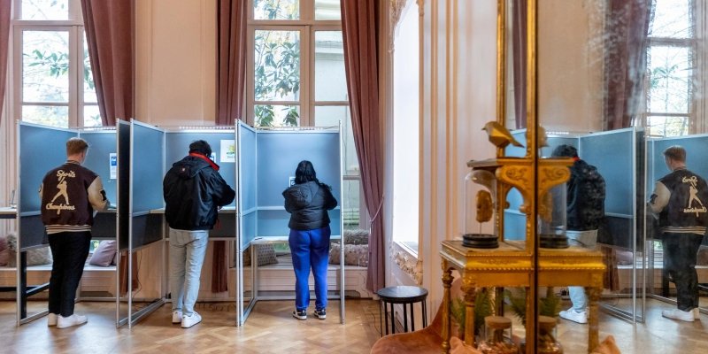 mensen die stemmen verkiezingen
