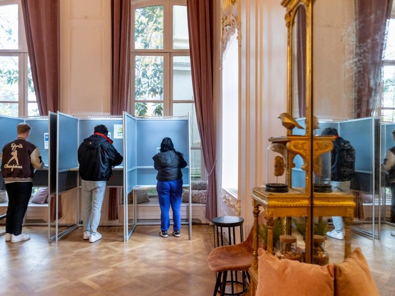 mensen die stemmen verkiezingen