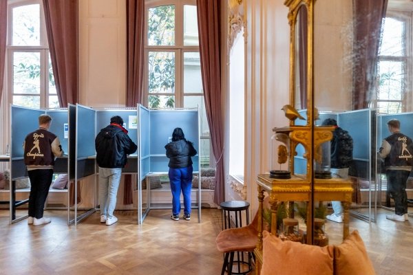 mensen die stemmen verkiezingen