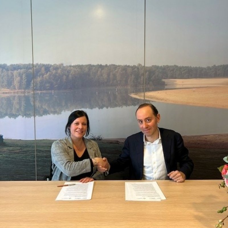 Hanneke Willemstein voorzitter Nederlandse Vereniging voor Raadsleden en Sharon Kroes partner Debat.NL 